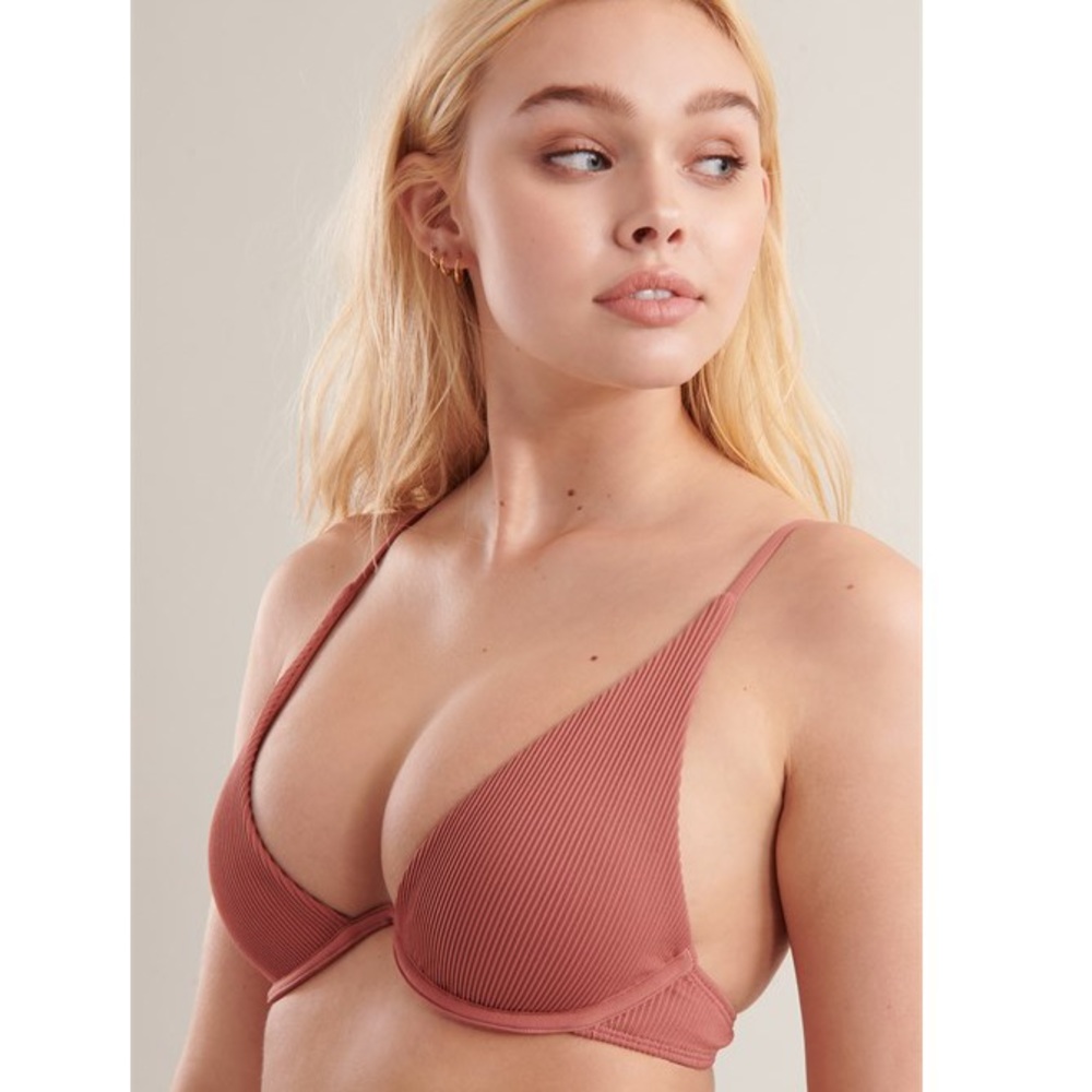 ✨3/$25✨Ribbed V-wire Bikini Top